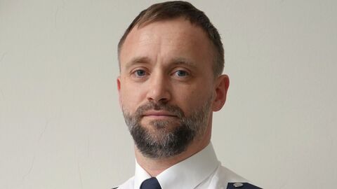 Schutzmann vor Ort in weißer Uniform, Portrait Foto