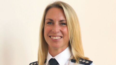 Schutzfrau vor Ort in weißer Uniform, Portrait Foto