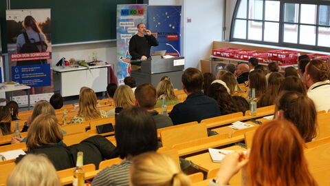 Ein Vortragender im Rahmen der Aktion Schutzschild in Darmstadt vor Teilnehmenden