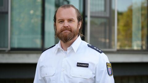 Tobias Schummer in Uniform vor einem Gebäude