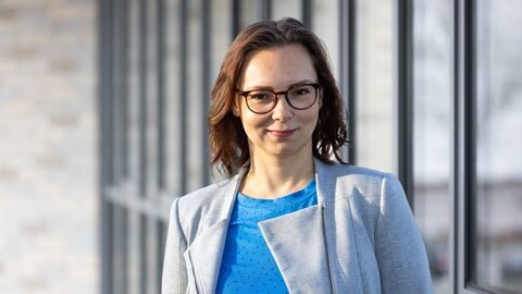 Migrationsbeauftragte Tatjana Waletzki vor Glaswand stehend 