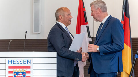 Innenminister Roman Poseck überreicht Andreas Röhrig seine Ruhestandsurkunde