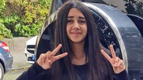 Foto der vermissten 13 jährigen Alisha Khan, sie zeigt mit beiden Händen das Peace Zeichen 
