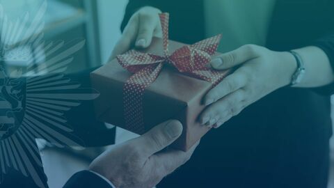 Geschenk wird überreicht