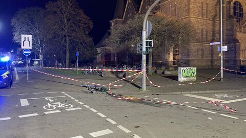 Abgesperrter Unfallbereich an der Ecke Südanlage / Johannesstraße in Gießen