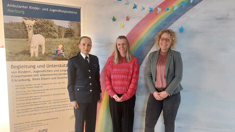 Spendenübergabe, v.l.n.r. Anne Hegewald, Pamela Stephens, Franziska Mittwoch  