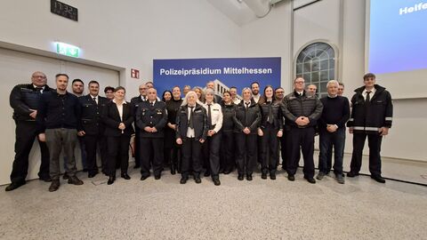 Gruppenbild bei der Indienststellung von 10 neuen Freiwilligen Polizeiheferinnen und Helfer