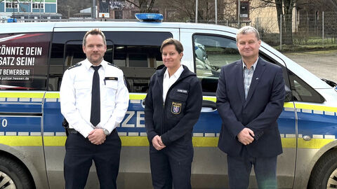 Der Leiter der Polizeidirektion Bergstraße, Kriminaldirektor Benjamin Henne (links) und der Leiter der Polizeistation Wald-Michelbach, Erster Kriminalhauptkommissar Markus Keßler (rechts) begrüßen gemeinsam die neue Schutzfrau vor Ort, Kriminaloberkommissarin Tina Krieger (Mitte)