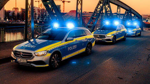 Streifenwagen auf frankfurter Brücke