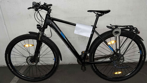 Ein schwarzes Fahrrad der Marke Cube