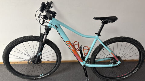 Ein blaues Mountainbike der Marke Cube