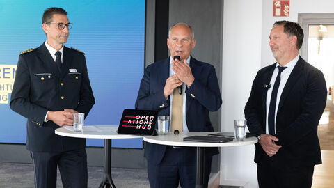 Landespolizeipräsident Felix Paschek, Innenminister Roman Poseck und LKA-Präsident Daniel Muth