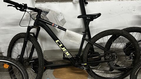 Schwarzes Mountainbike der Marke Cube