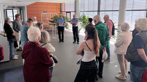 EPHK Guido Pieper, Leiter der Polizeistation Dillenburg, (links) und PHK Arndt Waldschmidt (rechts) begrüßen die Besucher der Evangelischen Kirche Hessen und Nassau in den Räumen der Dienststelle.