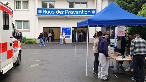Das Haus der Prävention in Wetzlar mit Informationsständen und einem Rettungswagen 