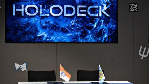 Holodeck-Bildschirm, davor steht ein Schreibtisch