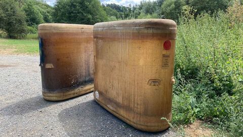 zwei alte Heizöltanks (ca. 4.000 Liter) auf einem Feldweg in Merkenbach 