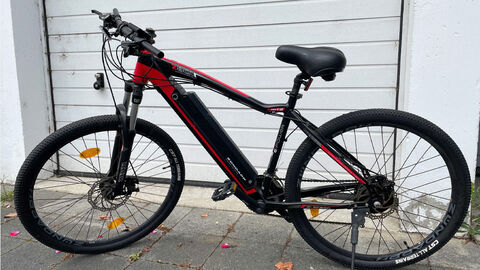 sichergestelltes schwarz-rotes E-Mountainbike der Marke Zündapp, Modell Z 801