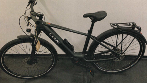 Schwarzes Pedelec von Cube 28 Zoll