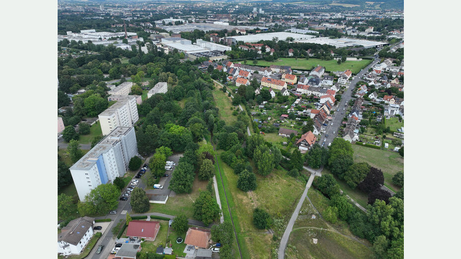 Tatort im Kasseler Stadtteil Forstfeld, Drohnenaufnahme mit Blick auf die Ortschaft (Einfamilien- und Mehfamilienhäuser) und Grünflächen