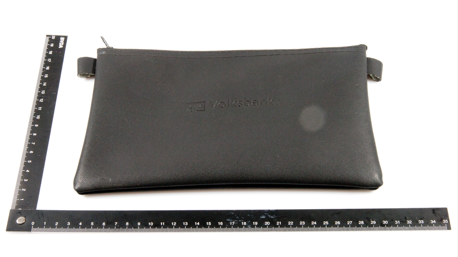 Eine schwarze flache Geldtasche mit Logo und Einprägung von der Volksbank 