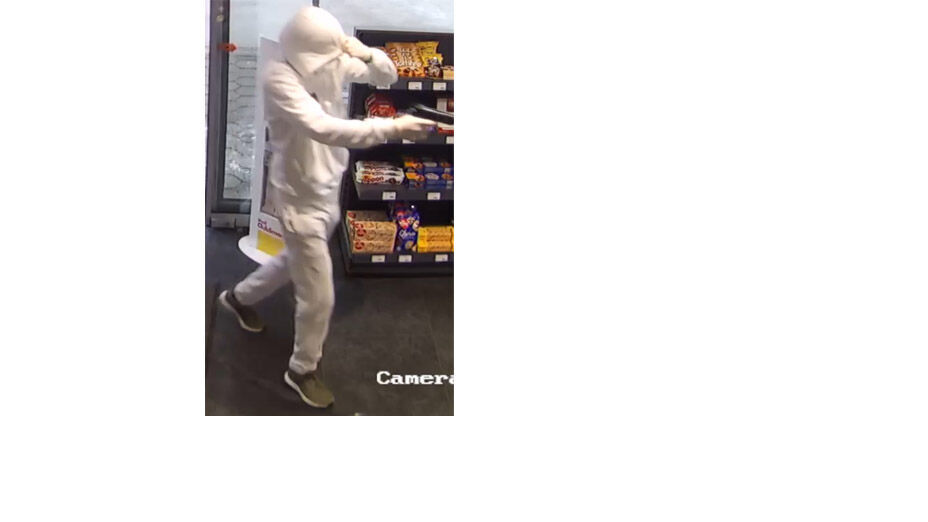 Täter in weißem Schutzanzug Öffentlichkeitsfahndung nach Raubüberfall auf Tankstelle