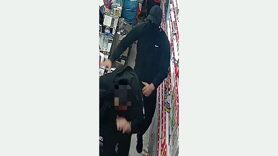 Unbekannter Täter 2 im Verkaufsraum