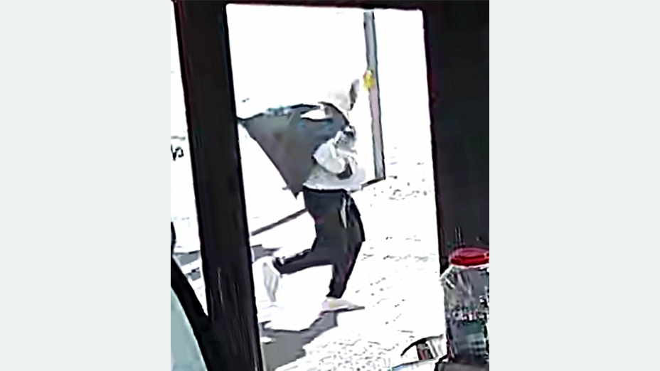 Unbekannter Täter vor dem Kiosk - Bild 2