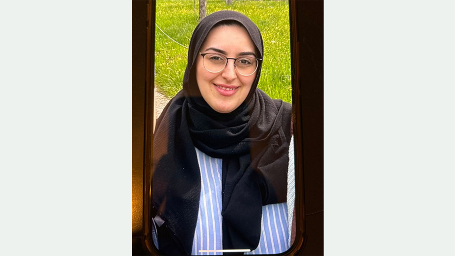 38-jährige Frau mit Brille und schwarzem Kopftuch