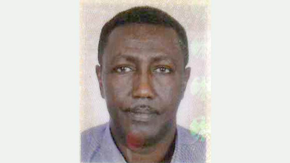 60-jähriger dunkelhäutiger Mann mit sehr kurzen schwarzen Haaren