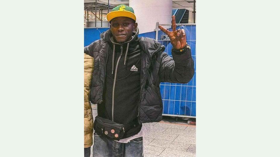 Vermisste Person zeigt Peace Zeichen 