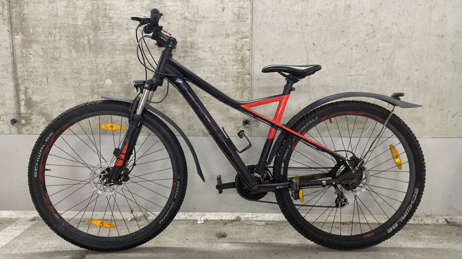 Ein schwarz-rotes Mountainbike der Marke BULLS, Modell Sharptail Street 3