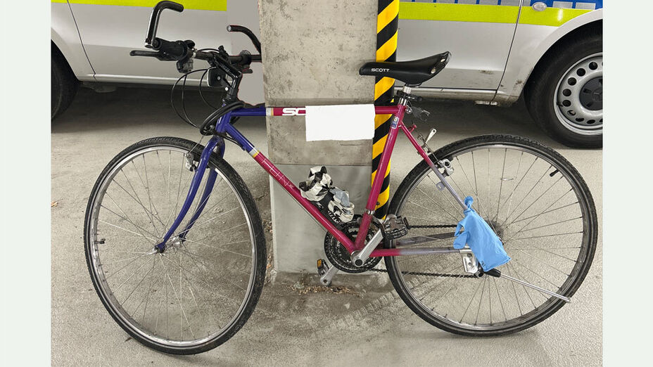 Ein rot-blaues Herrenrad der Marke Scott, Modell XC Fun