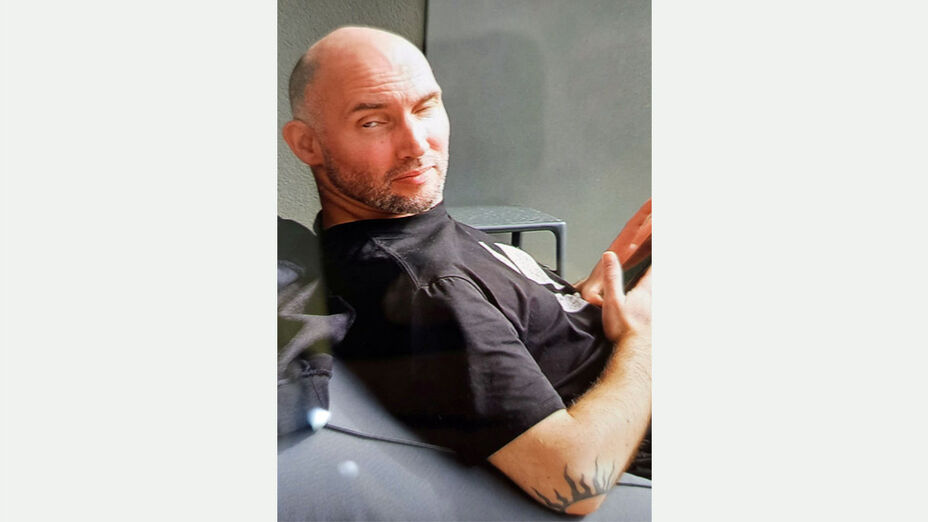 Vermisster Kai W.: Person sitzt auf einem Stuhl mit Blick seitlich in die Kamera