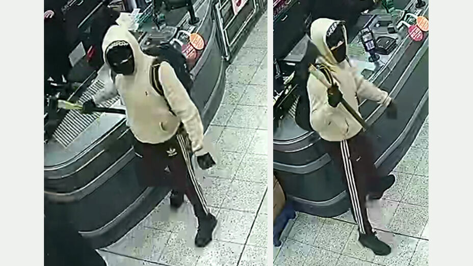 Raub mit Axt auf Fuldataler Supermarkt; Auf dem Foto ist ein unbekannter, männlicher Täter zu sehen, der eine Axt in der Hand hält.