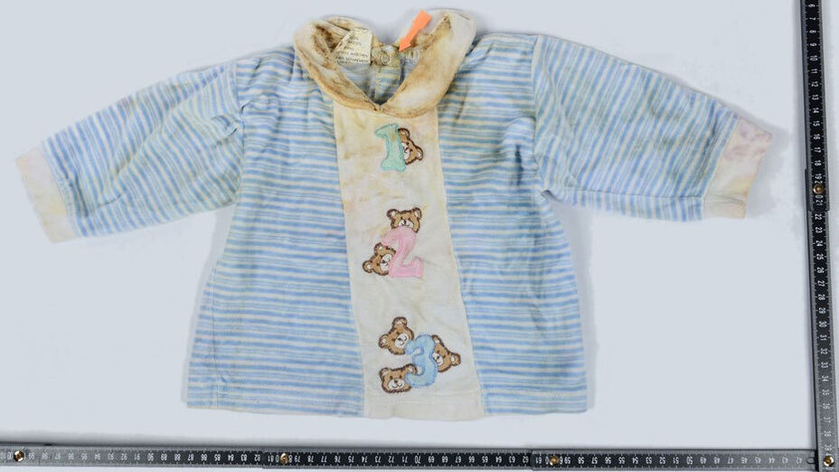 Hellblauer Strampler mit bunten Bärchen
