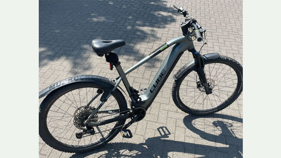 graues E-Mountainbike der Marke Cube