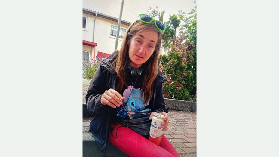 Person von vorne sitzend