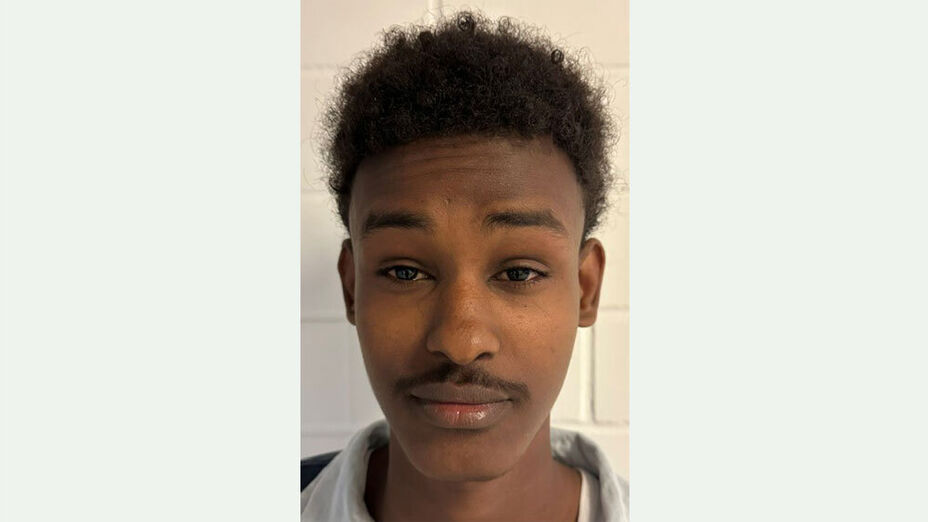 16-jähriger Jugendlicher mit dunklen haaren