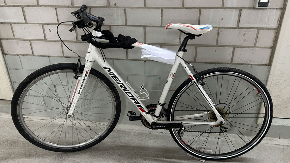 sichergestelltes weißes Fahrrad der Marke Merida, Modell Speeder 200
